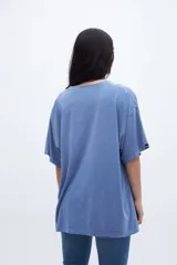 Remera celeste de algodón con cuello redondo y estampado pequeño en el pecho.