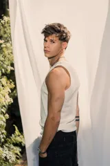 Musculosa blanca de tejido waffle, con un pequeño bordado en color verde en el pecho.