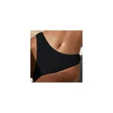 Conjunto de bikini texturado color tostado, compuesto por un top de un solo hombro y bombacha vedetina tiro medio.