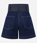 Short de jean azul oscuro, modelo mom, con cintura alta, cinturón de jean con pespuntes, cierre por botón forrado y cremallera y bolsillos delanteros incorporados.