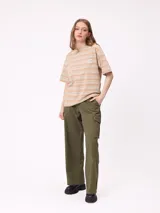 Pantalon cargo de corte recto y tiro medio, con estampado de camuflaje tipo bosque en tonos beige y marrones. Cuenta con bolsillos laterales tipo cargo con solapa y cierre de botón.