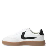 Championes blancos de cuero sintético con detalle de logo negro en el lateral y suela marrón.