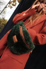 Riñonera de piel sintética color verde oscuro con forro de piel sintética color marrón.