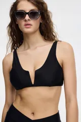Top de bikini negro con escote en V pronunciado.