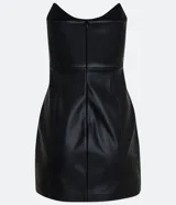 Vestido corto negro sin breteles confeccionado en material sintético con abertura en la pollera.