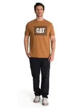 Remera de manga corta color marrón con cuello redondo. Presenta un estampado gráfico en el pecho con el logo de la marca sobre un fondo de rayas diagonales negras.