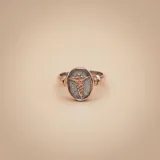 Anillo de diseño ovalado con el símbolo de la medicina (caduceo) en relieve, elaborado en combinación de plata 925 y oro 9k.