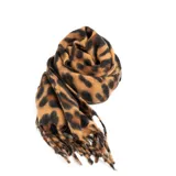 Pashmina de tejido suave con estampado animal print de leopardo y terminaciones con flecos en los extremos.