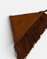 Cinturón envolvente de gamuza marrón, sin hebilla, con diseño triangular decorado con flecos largos y tiras ajustables para atar.
