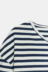 Camiseta de manga corta con diseño de rayas horizontales, cuello redondo y bajo recto, confeccionada en una mezcla de algodón y lino.