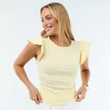 Camiseta acanalada de color amarillo pastel, con cuello redondo y mangas cortas adornadas con volantes.