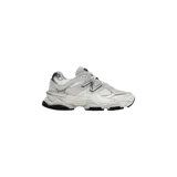 Championes New Balance modelo 9060, color blanco con detalles en negro y plateado, diseño chunky con entresuela esculpida y el logo "N" característico en los laterales.