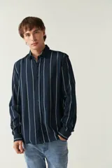 Camisa de mangas largas con estampado a rayas verticales en tonos verde oliva, blanco y azul. Corte regular y logo bordado en el pecho. Confeccionada en viscosa.