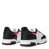 Championes urbanos color beige con detalles en negro y fucsia.