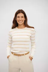 Buzo de tejido de punto color crema con rayas horizontales en tono camel. Tiene cuello redondo y mangas largas.