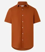 Camisa de hombre, modelo comfort, color terracota/naranja quemado, de manga corta y cuello camisero. Presenta abotonadura frontal completa.