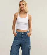 Pantalón de jean corte recto con diseño de bolsillos cargo laterales y detalles de recortes. Cuenta con cintura con trabillas y cierre frontal con botón y cremallera.