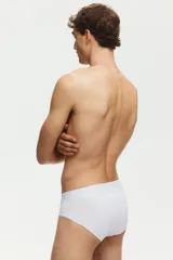 Pack de tres calzoncillos slip blancos de punto elástico, con cintura elástica ancha, parte delantera forrada y costuras planas.