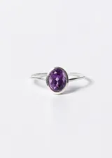 Anillo de plata 925 con piedra amatista ovalada.
