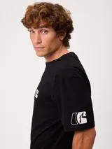 Remera holgada negra de algodón con estampa frontal y en la manga de la marca Rusty.
