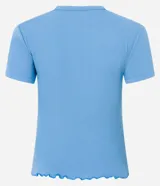 Blusa básica de manga corta y cuello redondo, confeccionada en viscosa texturizada de canalé con elastano y detalle de terminación ondulada en el bajo.