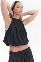 Blusa balloon de denim ultraliviano color gris oscuro, con escote halter fruncido, diseño sin mangas y dobladillo ajustado.