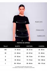 Remera básica blanca de canalé, de corte ajustado, con mangas cortas y escote redondo amplio.