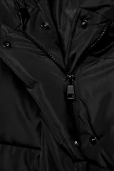 Campera puffer acolchada de color negro, con cuello envolvente, capucha integrada, manga larga, bolsillos laterales ocultos y bajo con elástico. Cierre frontal con botones a presión ocultos por solapa.