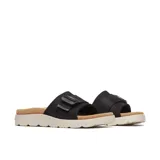 Sandalia tipo slide Merrell con capellada de cuero negro y correa ajustable con hebilla. Presenta una plantilla de corcho y una entresuela de espuma gruesa en color crema con suela de goma.