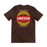 Remera de algodón color marrón con estampa gráfica en la espalda que simula una etiqueta de cerveza con la inscripción Emexem, Tristán Narvaja e Industria Uruguaya.