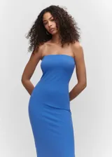 Vestido midi de corte entallado con escote palabra de honor, sin mangas y cierre lateral con cremallera.
