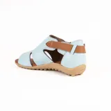 Sandalia baja combinada de cuero en color celeste con detalles en marrón tostado, tira con hebilla lateral ajustable y suela texturizada.