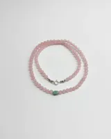 Collar de cuentas de cuarzo rosa con una piedra central verde y cierre de plata.