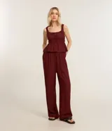 Pantalón recto de viscosa color bordó, con superficie texturizada y lazo ajustable en la cintura.