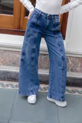 Jean wide leg azul claro con costuras frontales marcadas, tiro alto y diseño amplio.
