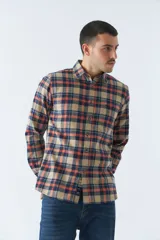 Camisa de hombre a cuadros color rosa, blanco y azul, de corte slim, manga larga, con bolsillo en el pecho y logo bordado.