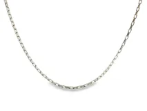Cadena elaborada en acero brillante, con eslabones geométricos entrelazados de perfil cuadrado en diseño pulido y minimalista.