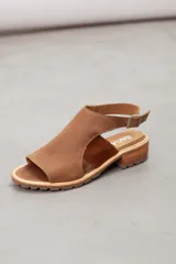 Sandalias de cuero color bordó, con capellada ancha, tira de talón regulable con hebilla metálica y suela track con taco bajo de madera.