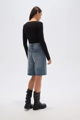 Bermuda de jean estilo boyfriend, color gris lavado, de tiro alto con bolsillos laterales y traseros, y largo a la rodilla.