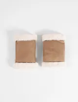 Mitones de diseño sin dedos, confeccionados en material con efecto gamuza color marrón y bordes de piel sintética en tono crema.