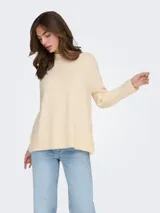Sweater de punto gris oscuro con cuello alto, manga larga y diseño holgado. Presenta puños y cuello acanalados, con una textura suave y cómoda.