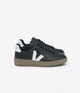 Zapatillas Veja V-12 de cuero negro con logo lateral en forma de "V" color blanco y refuerzo trasero blanco. Suela de goma color caramelo y cordones negros.