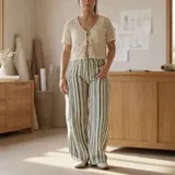 Pantalón estilo boyfriend de pierna ancha y tiro medio, con estampado de rayas verticales y diseño holgado.