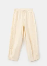 Pantalón de algodón color beige, de corte recto y silueta holgada. Cuenta con cintura elástica ajustable con cordón y detalles de bordado lateral.