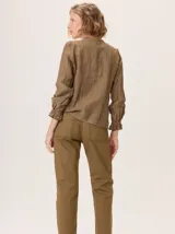 Pantalón de jean recto, color azul oscuro gastado, confeccionado en gabardina de algodón. Presenta pespuntes y atraques en contraste de color.