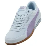 Championes Puma modelo Bella Donna, de diseño urbano y deportivo en color negro con la franja lateral característica en blanco. Presentan una suela de goma color caramelo con excelente tracción y detalles en dorado en los ojales de los cordones.