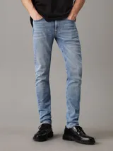Pantalón de jean celeste de corte slim tapered, con talle medio, pierna estrecha y bragueta con cremallera. Confeccionado con 20% de algodón reciclado.
