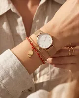 Pulsera de cadena de acero con hilo rojo entrelazado y dije colgante en forma de mano Hamsa.