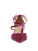Zapato de tacón medio y puntera fina, confeccionado en terciopelo color fucsia, con tiras cruzadas en el empeine y doble tira con hebilla ajustable alrededor del tobillo.