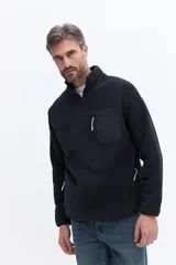 Buzo de polar color marrón con cuello alto y cierre frontal parcial. Presenta un bolsillo frontal con cierre en contraste de color y mangas largas.